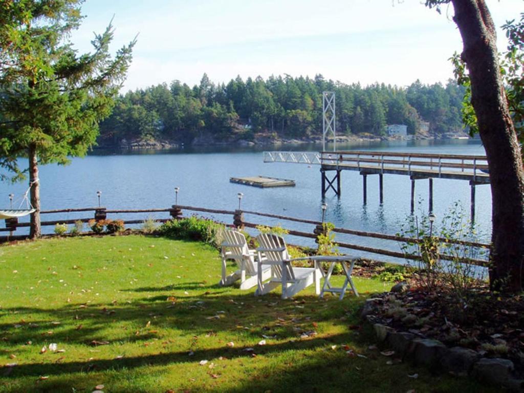 Arbutus Point Oceanfront B And B Long Harbour Exterior foto